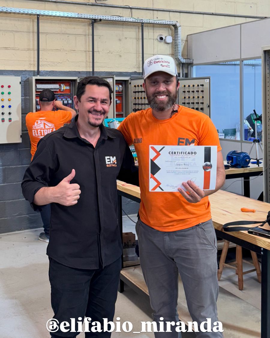 Elifabio entregando certificado a um aluno