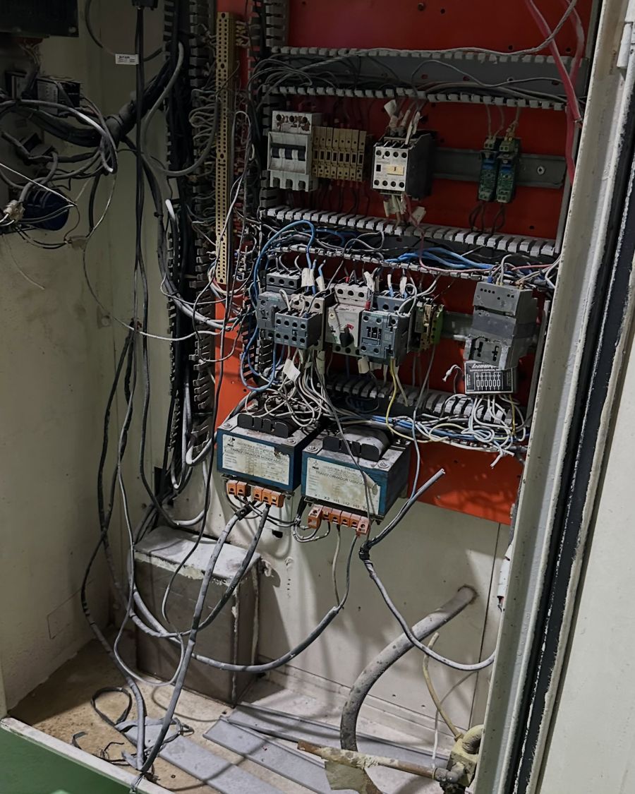 Interior de painel com contatores e fiação