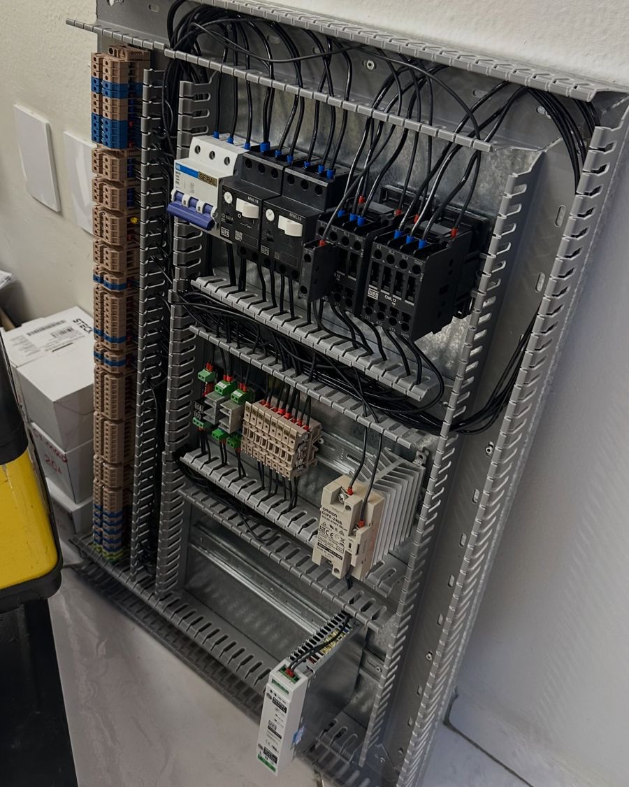 Painel montado com canaletas e bornes