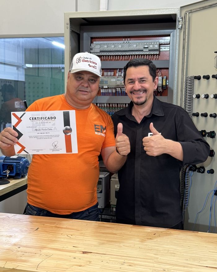 Aluno recebendo o certificado do Elifabio